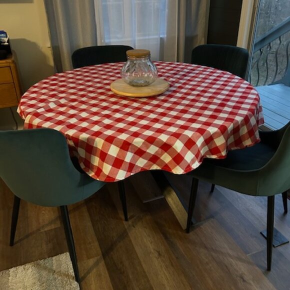 66 inches diameter Round Tablecloth - Red and White Checkered - Picture 1 of 3